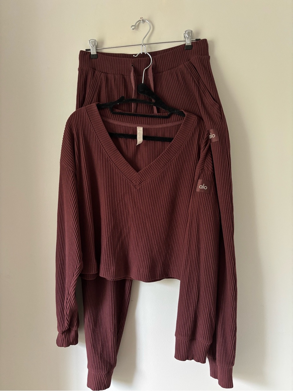 alo yoga muse set cherry cola medium